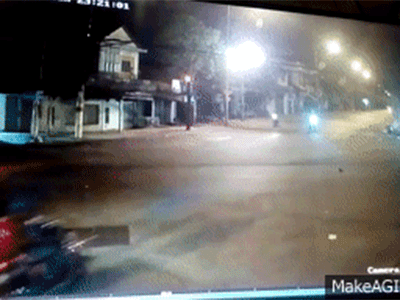 Bình Dương: Hai xe máy đi song song vượt đèn đỏ gây tai nạn liên hoàn