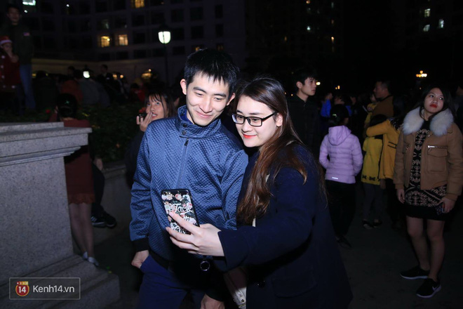 Chùm ảnh: Một giáng sinh thật ấm với những cái nắm tay và vòng ôm rất chặt!