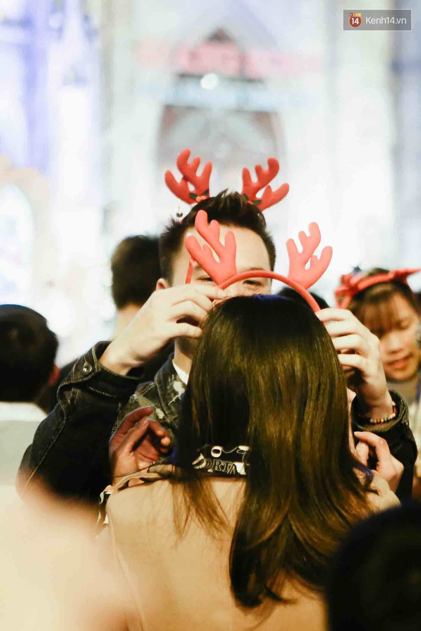 Chùm ảnh: Một giáng sinh thật ấm với những cái nắm tay và vòng ôm rất chặt!