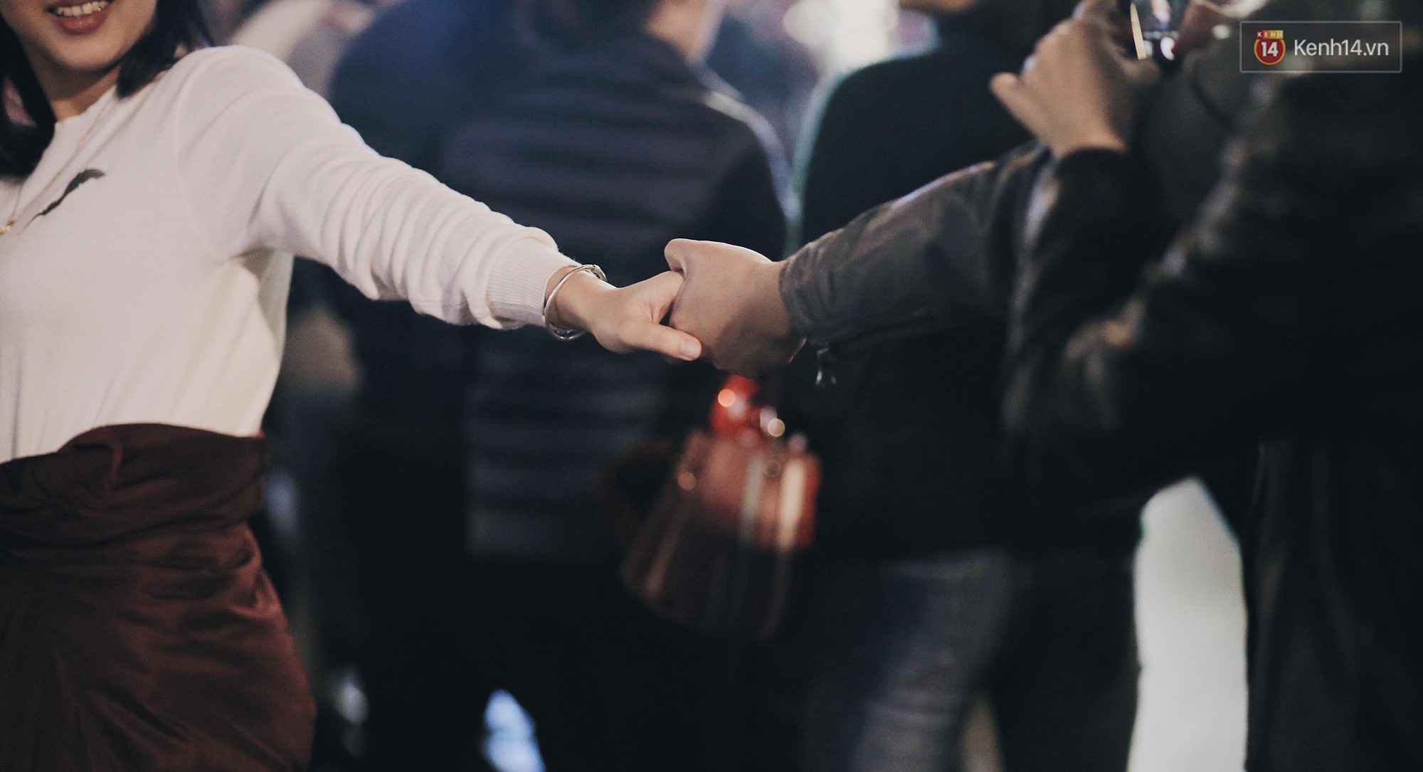 Chùm ảnh: Một giáng sinh thật ấm với những cái nắm tay và vòng ôm rất chặt!