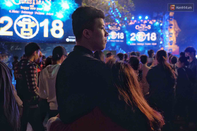 Chùm ảnh: Một giáng sinh thật ấm với những cái nắm tay và vòng ôm rất chặt!