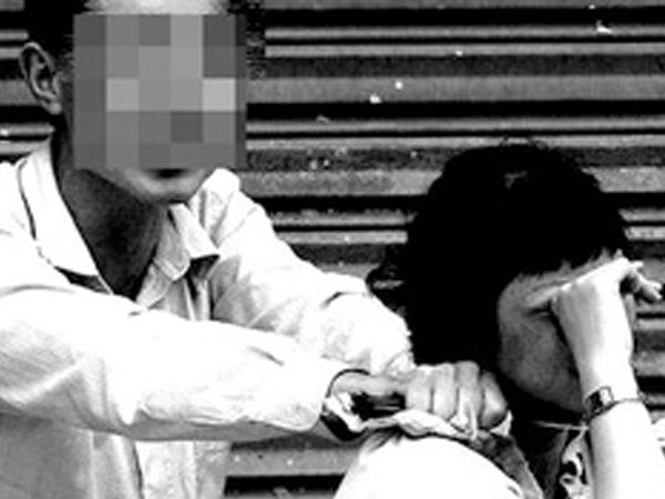 Giải cứu một phụ nữ bị ngáo đá khống chế trong taxi