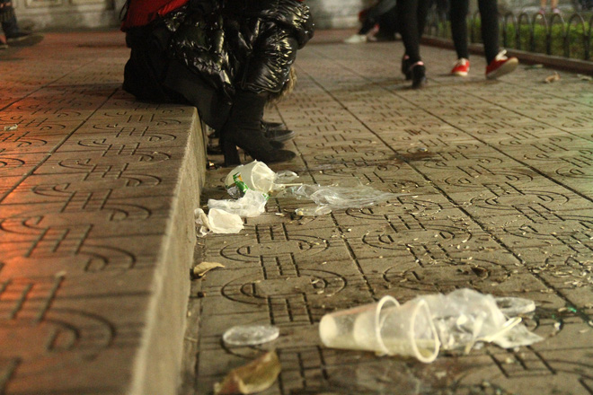 Chùm ảnh: Rác ngập Phố đi bộ Hồ Gươm sau đêm Giáng sinh