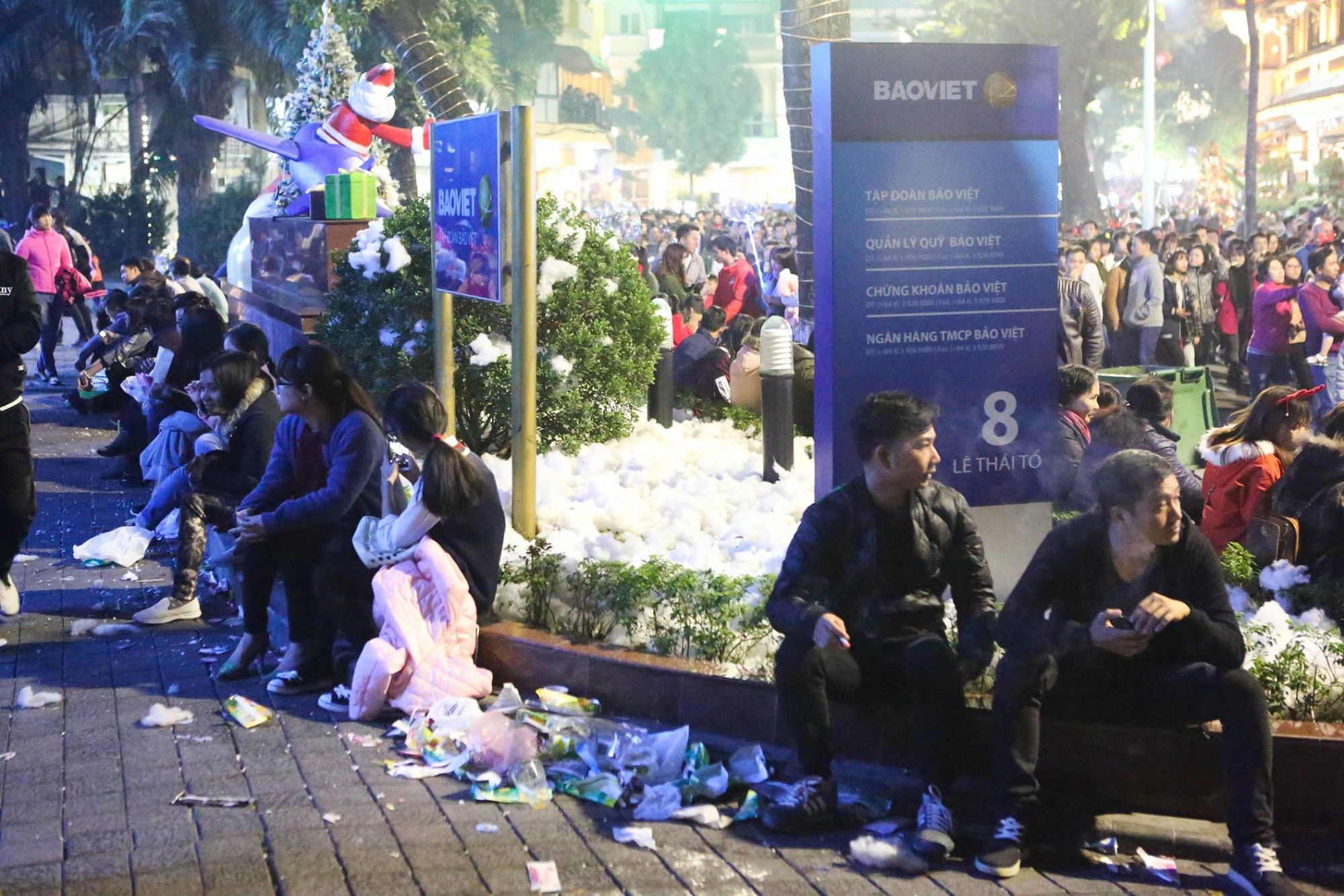 Chùm ảnh: Rác ngập Phố đi bộ Hồ Gươm sau đêm Giáng sinh
