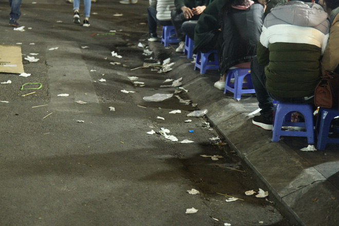 Chùm ảnh: Rác ngập Phố đi bộ Hồ Gươm sau đêm Giáng sinh