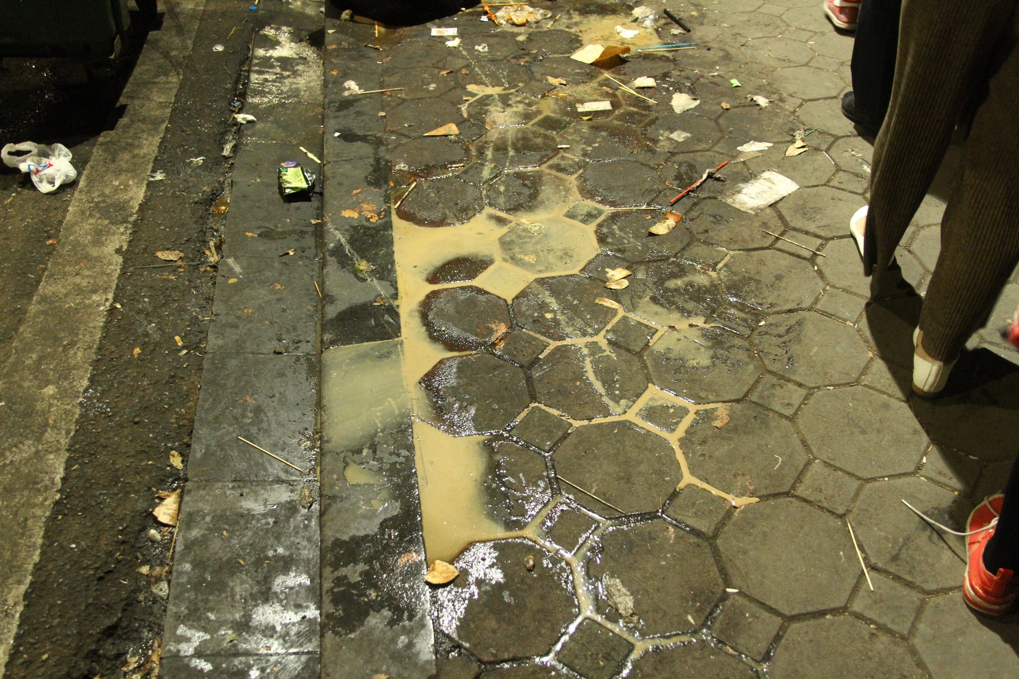 Chùm ảnh: Rác ngập Phố đi bộ Hồ Gươm sau đêm Giáng sinh