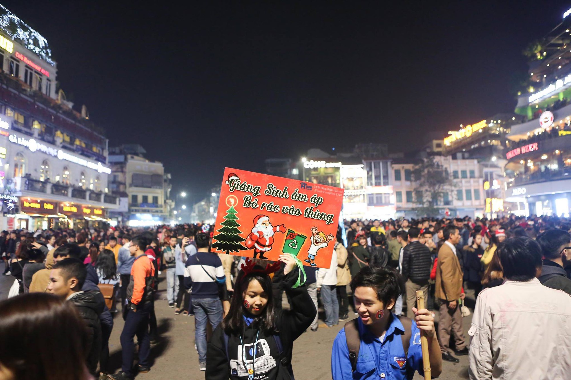 Chùm ảnh: Rác ngập Phố đi bộ Hồ Gươm sau đêm Giáng sinh