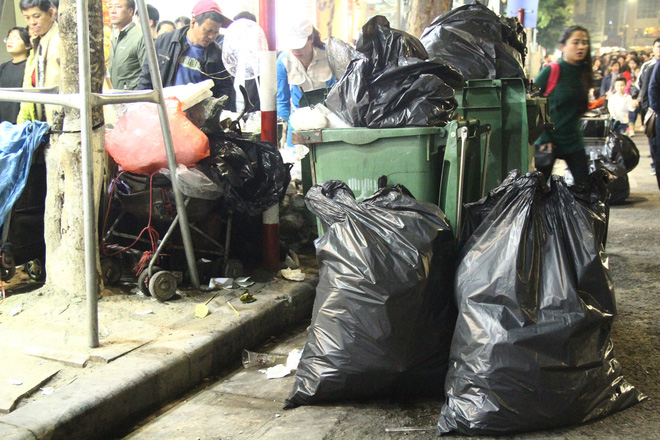 Chùm ảnh: Rác ngập Phố đi bộ Hồ Gươm sau đêm Giáng sinh