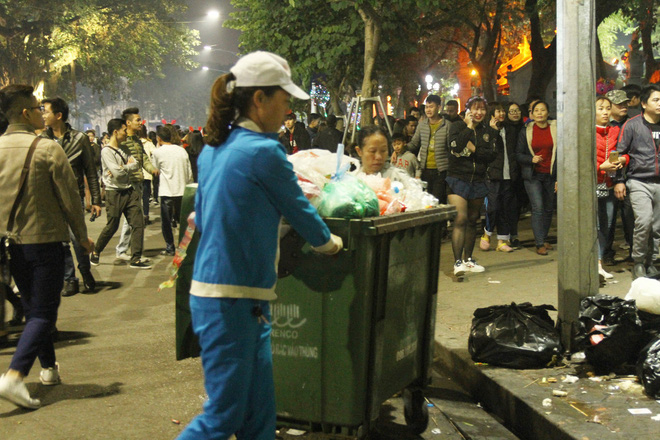 Chùm ảnh: Rác ngập Phố đi bộ Hồ Gươm sau đêm Giáng sinh