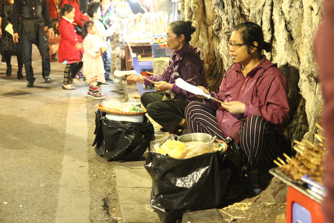 Chùm ảnh: Rác ngập Phố đi bộ Hồ Gươm sau đêm Giáng sinh