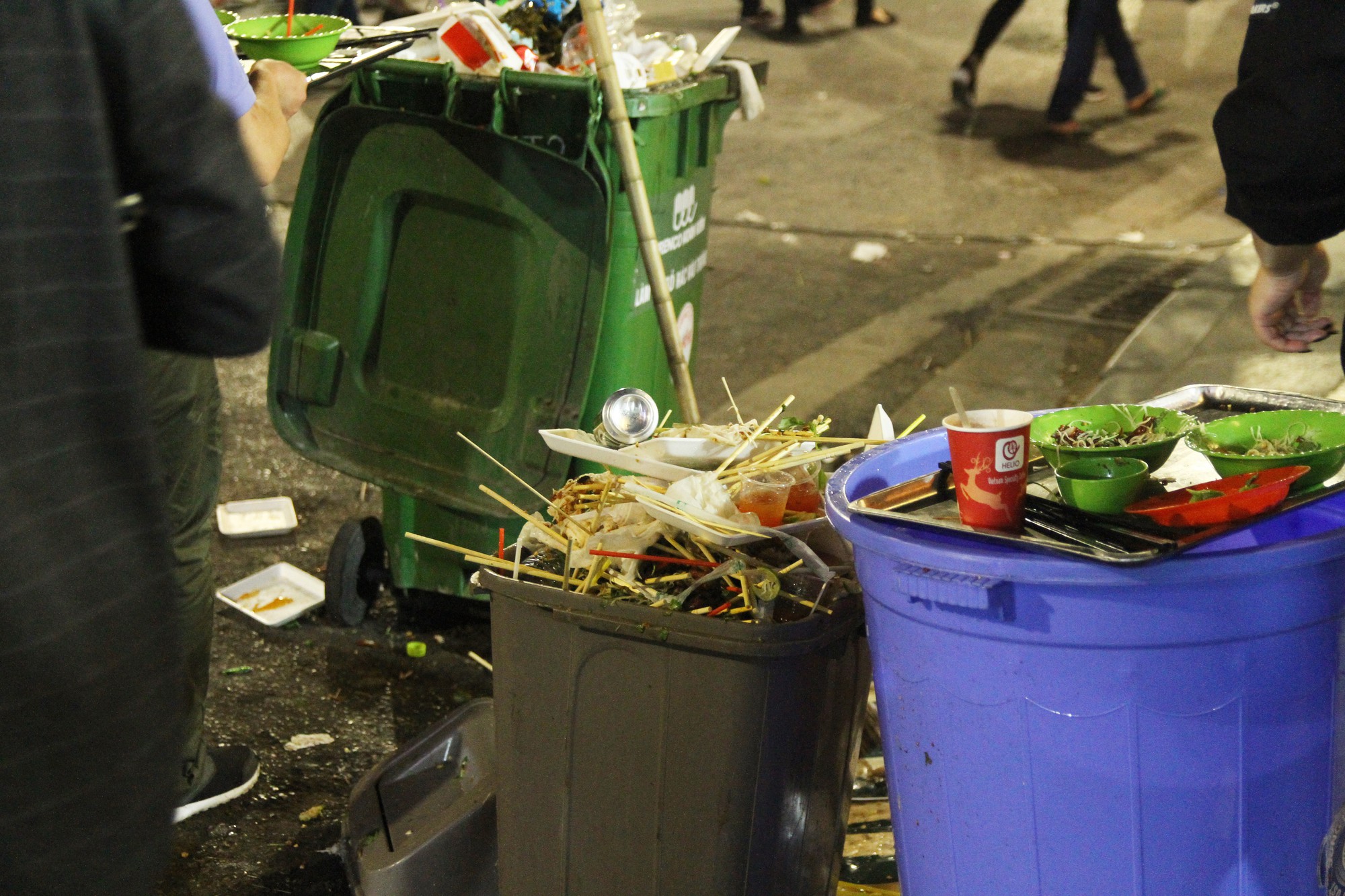 Chùm ảnh: Rác ngập Phố đi bộ Hồ Gươm sau đêm Giáng sinh