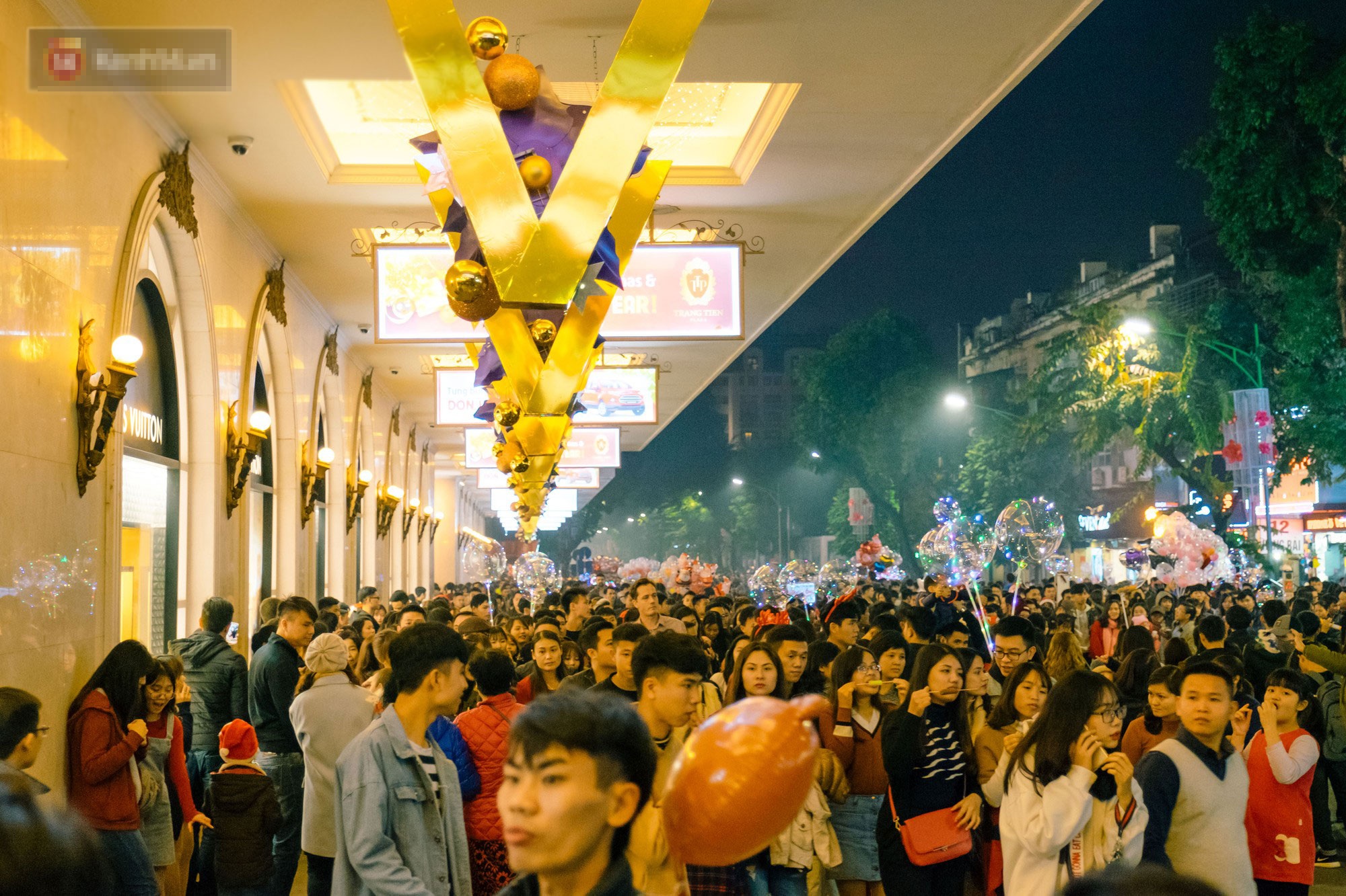 Chùm ảnh: Rác ngập Phố đi bộ Hồ Gươm sau đêm Giáng sinh