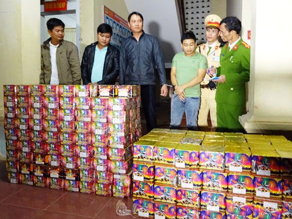 4 người đàn ông đưa gần nửa tấn pháo đi tiêu thụ