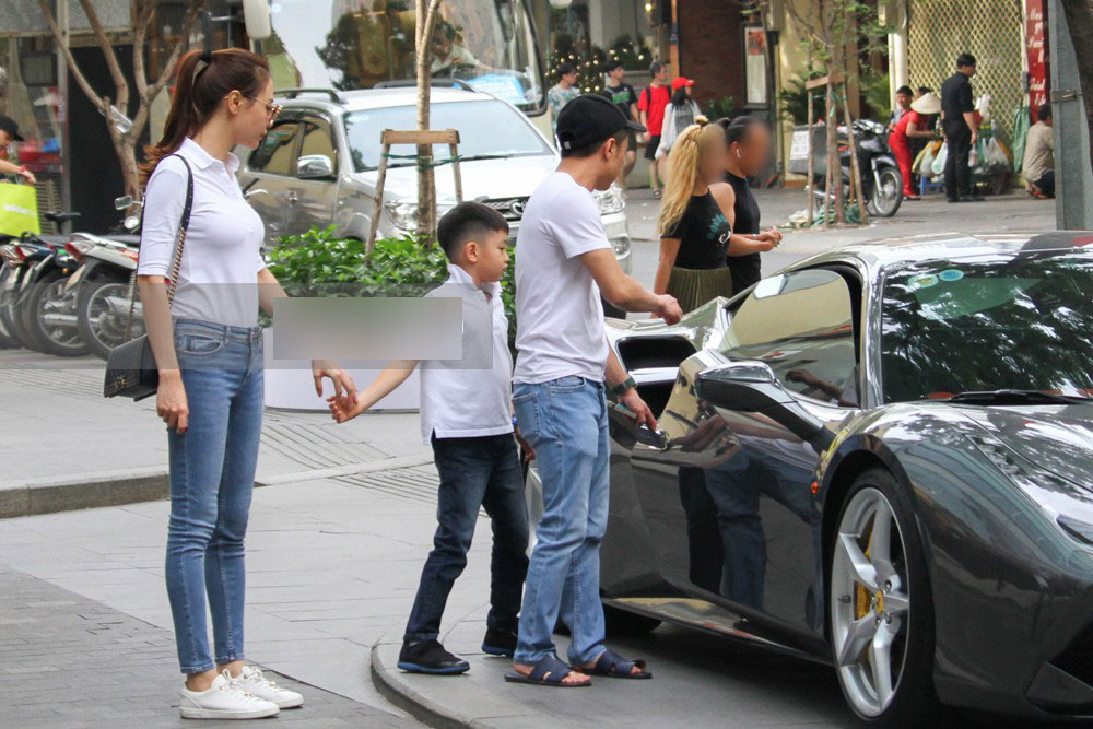 Cường Đô la - Đàm Thu Trang và Subeo đi chơi cuối tuần, nổi bật với siêu xe trên phố