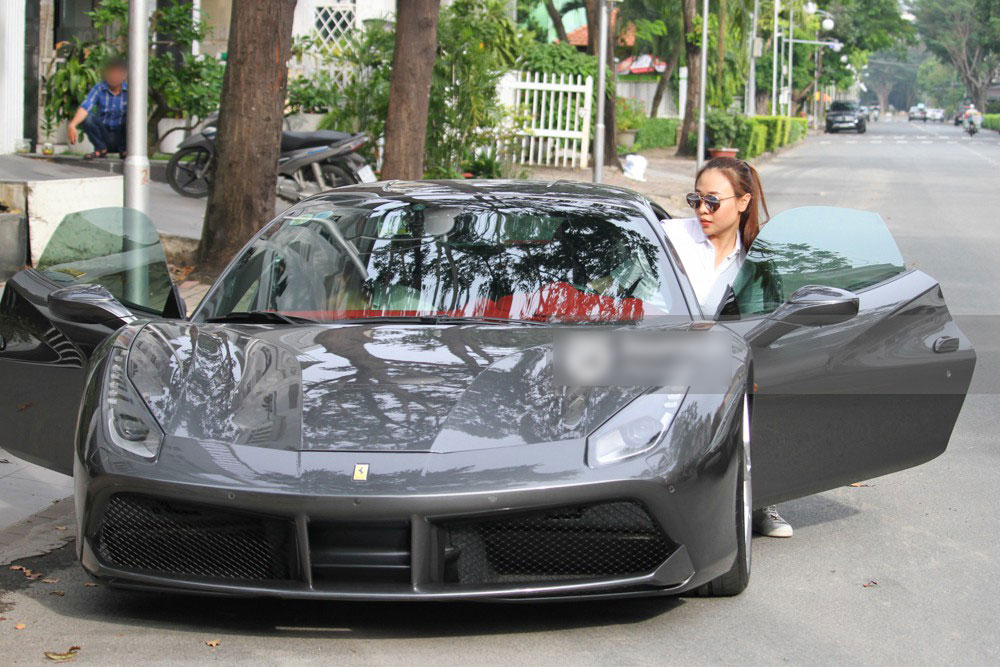 Cường Đô la - Đàm Thu Trang và Subeo đi chơi cuối tuần, nổi bật với siêu xe trên phố