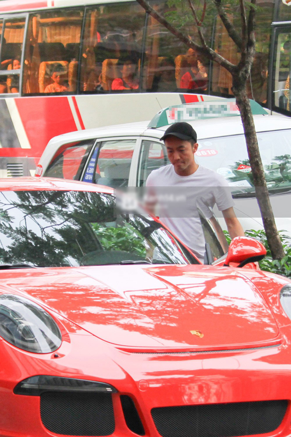 Cường Đô la - Đàm Thu Trang và Subeo đi chơi cuối tuần, nổi bật với siêu xe trên phố