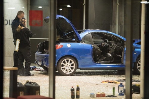 Lao xe tự sát vào trụ sở một chính đảng ở Đức