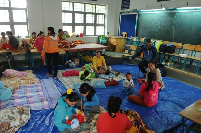 Chùm ảnh: Hàng trăm người dân Cần Giờ sơ tán trước giờ bão số 16 đổ bộ