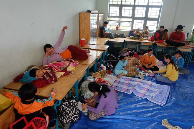 Chùm ảnh: Hàng trăm người dân Cần Giờ sơ tán trước giờ bão số 16 đổ bộ