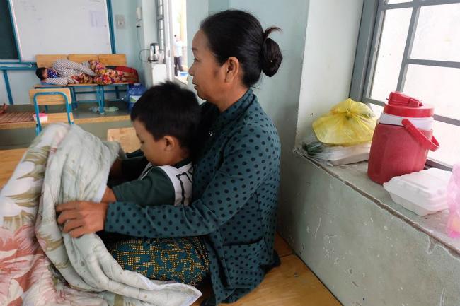 Chùm ảnh: Hàng trăm người dân Cần Giờ sơ tán trước giờ bão số 16 đổ bộ