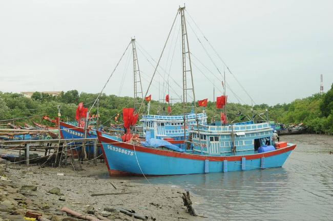 Chùm ảnh: Hàng trăm người dân Cần Giờ sơ tán trước giờ bão số 16 đổ bộ