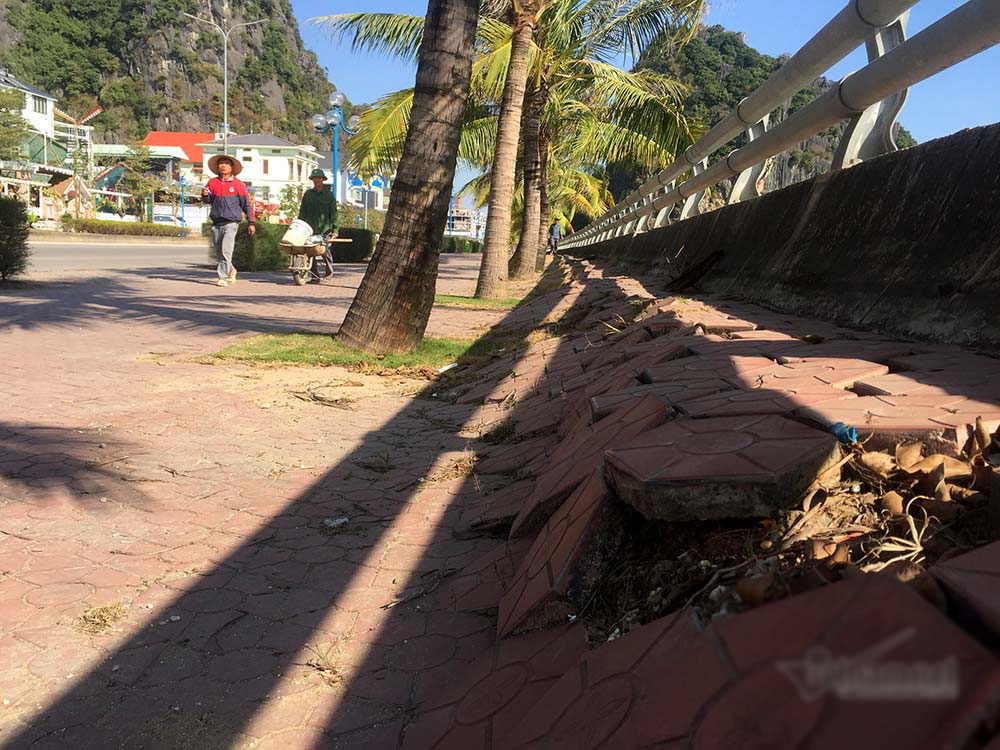 Vỉa hè đường đẹp nhất Hạ Long sụt lún nham nhở