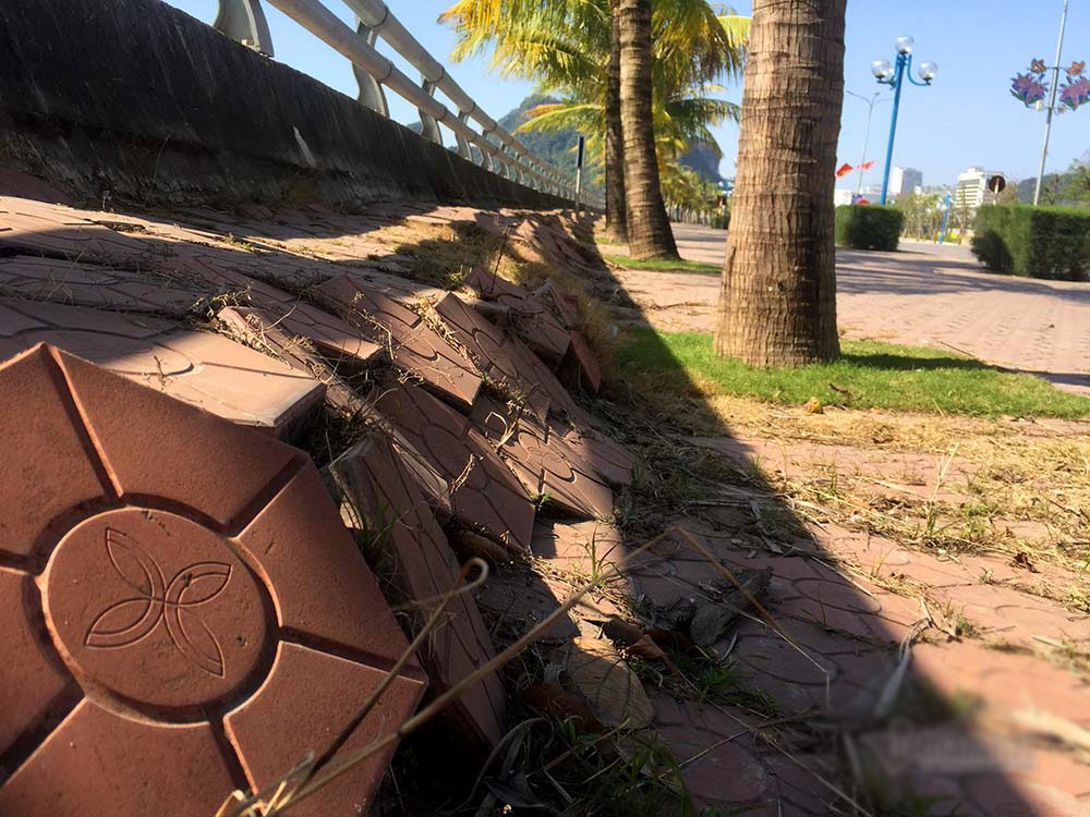 Vỉa hè đường đẹp nhất Hạ Long sụt lún nham nhở