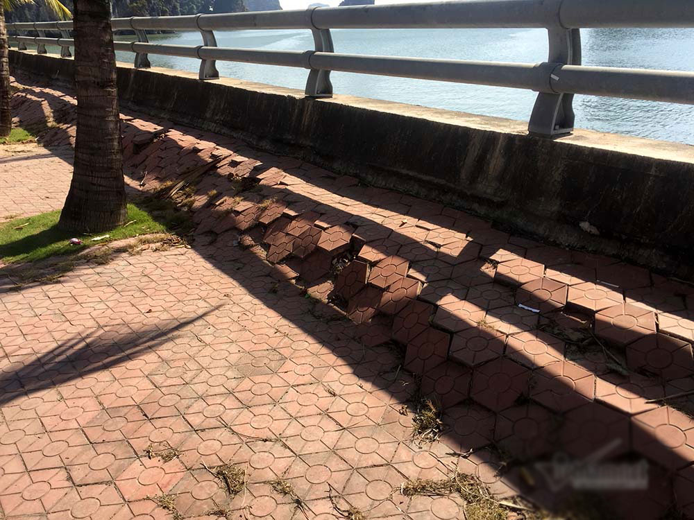 Vỉa hè đường đẹp nhất Hạ Long sụt lún nham nhở