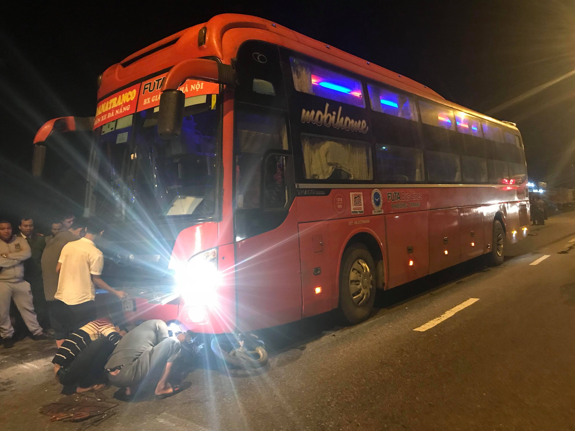 Huế: Bị xe khách Phương Trang kéo lê hàng chục mét, 2 thanh niên chạy xe máy chết thảm