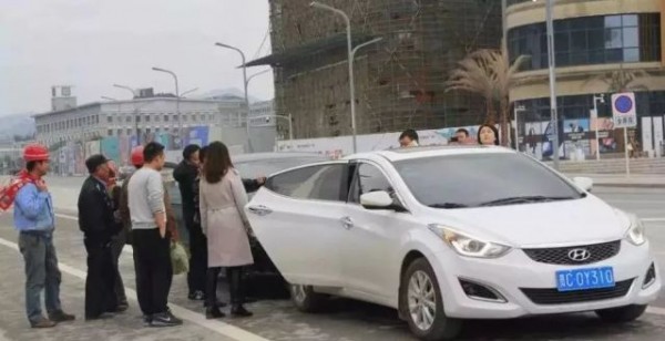 Nhìn nhầm mông khỉ là… đèn đỏ, người phụ nữ gây tai nạn liên hoàn