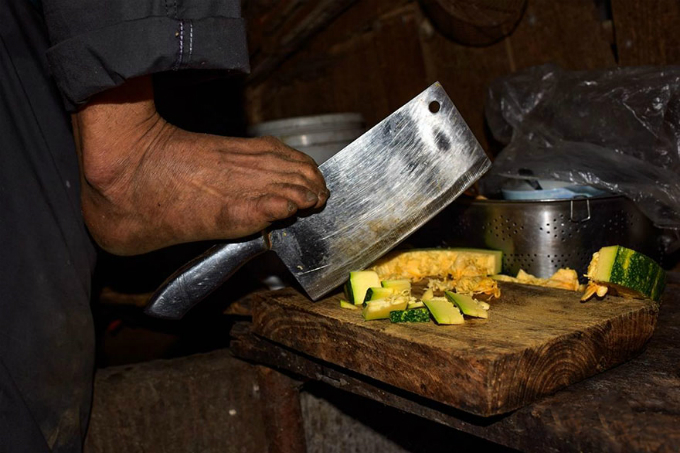 Con trai mất cả hai tay giữ thìa bằng răng để bón cơm cho mẹ