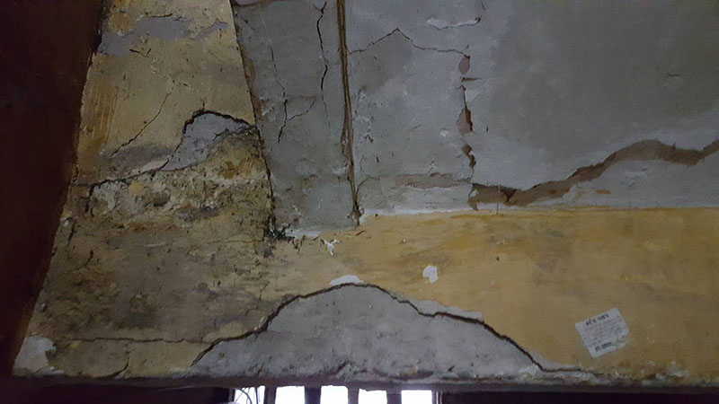 Cô gái trẻ tái mặt trước cảnh tượng bên trong tập thể cũ lúc 1 giờ đêm