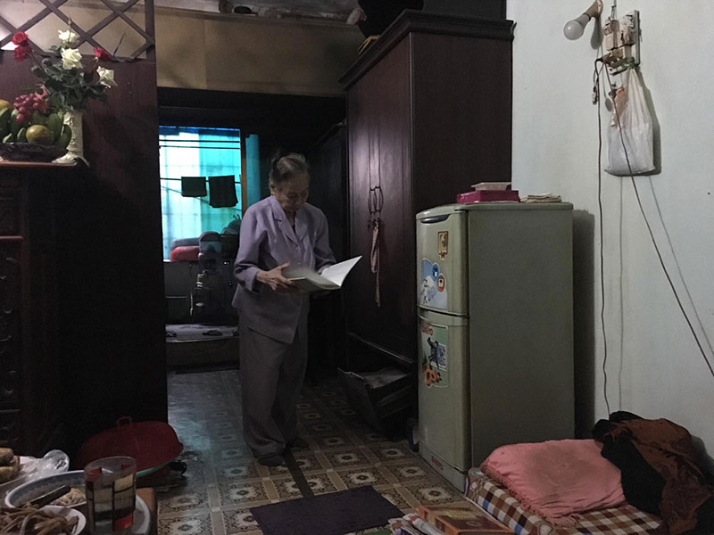 Cô gái trẻ tái mặt trước cảnh tượng bên trong tập thể cũ lúc 1 giờ đêm