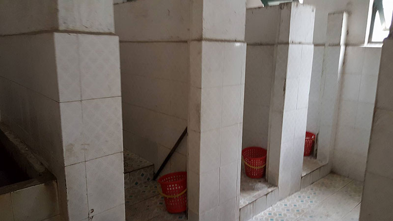 Cô gái trẻ tái mặt trước cảnh tượng bên trong tập thể cũ lúc 1 giờ đêm