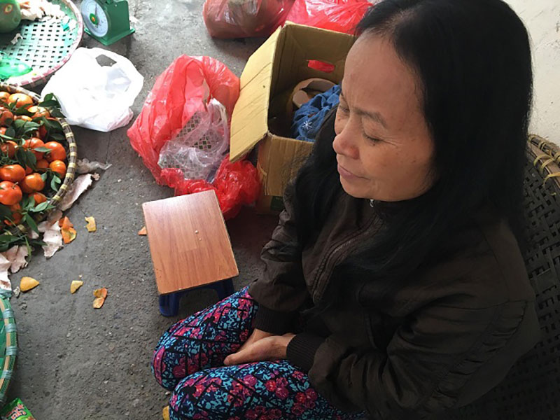 Cô gái trẻ tái mặt trước cảnh tượng bên trong tập thể cũ lúc 1 giờ đêm