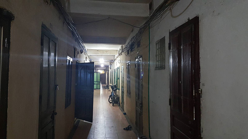 Cô gái trẻ tái mặt trước cảnh tượng bên trong tập thể cũ lúc 1 giờ đêm