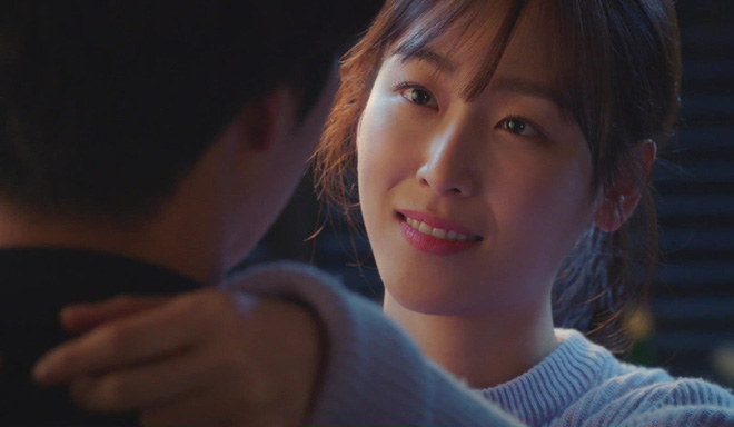 Noel vắt chân lên cổ của anh chàng bắt cá hai tay