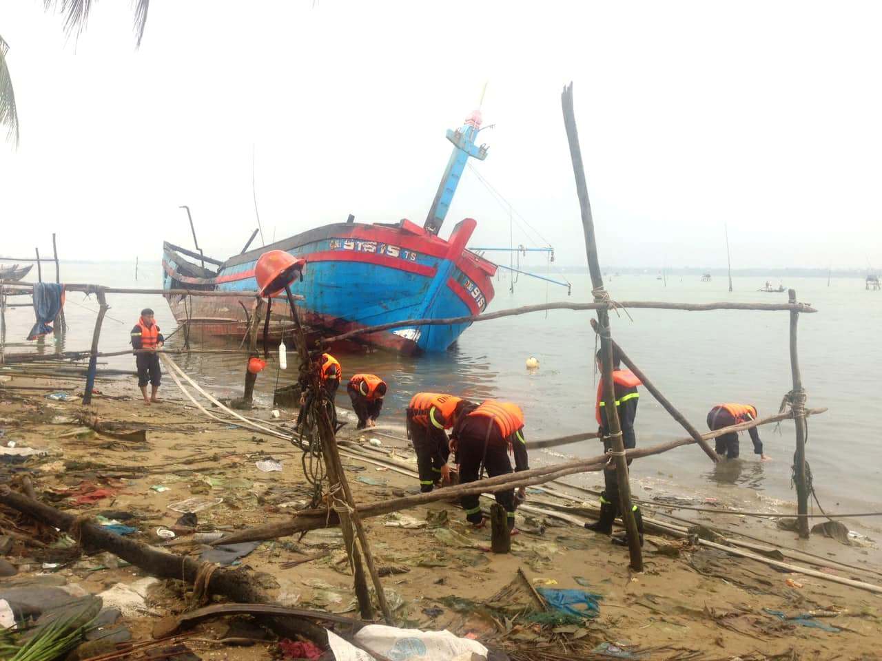 40 ngư dân bất lực nhìn tàu cá cháy rụi trong đêm