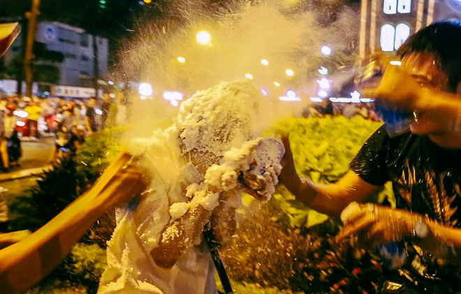 Clip: Cô gái bị phun tuyết kín mặt, suýt ngạt thở trong đêm Noel ở Sài Gòn