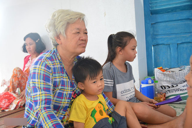 Người dân Cà Mau làm hầm trú bão Tembin ngay cạnh nhà