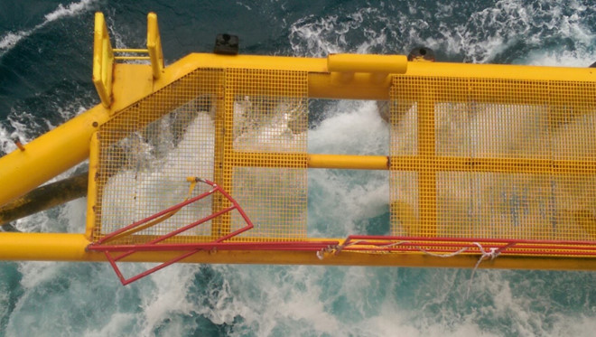 Bão số 16 đi qua, lan can nhà giàn bị đánh bung