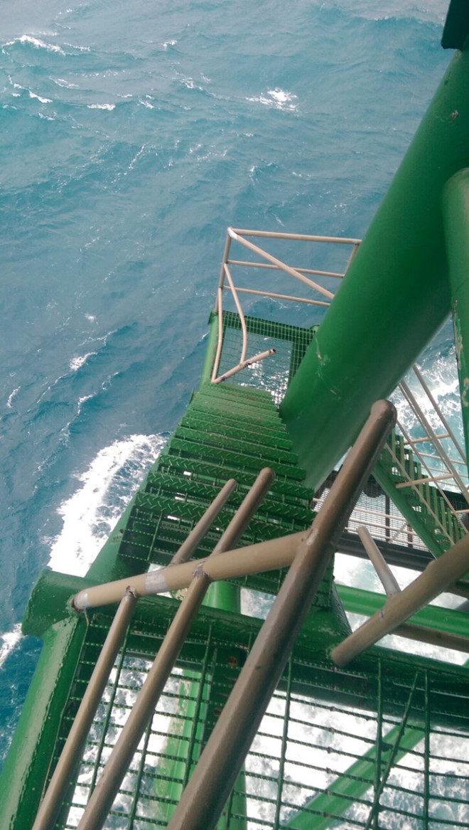 Bão số 16 đi qua, lan can nhà giàn bị đánh bung