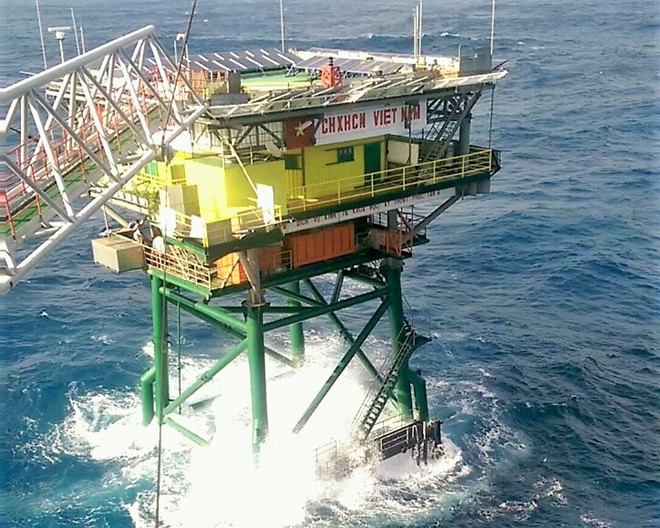 Bão số 16 đi qua, lan can nhà giàn bị đánh bung