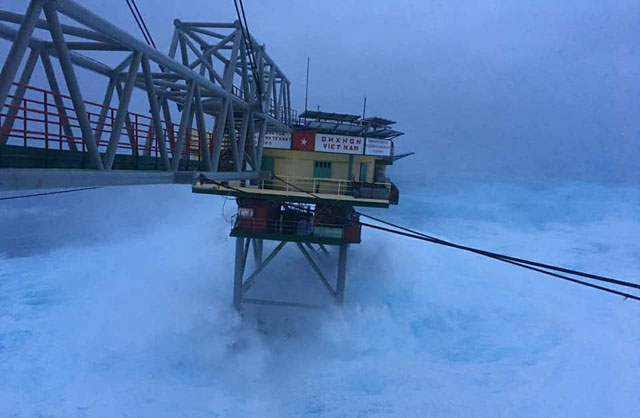 Nhà giàn giữa tâm bão và cuộc gọi lúc 0 giờ