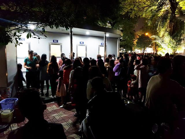 Hà Nội: Dở khóc, dở cười cảnh xếp hàng dài chờ… đi vệ sinh trong đêm Noel