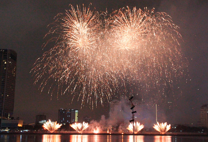 Đà Nẵng bắn pháo hoa 14 phút trên sông Hàn dịp Tết Dương lịch