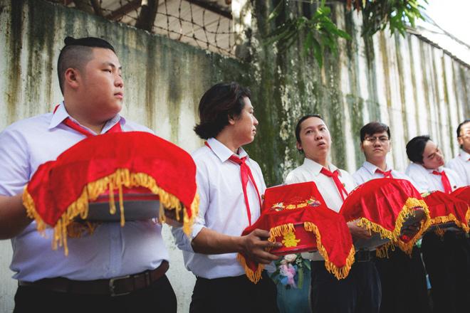 Dàn bê tráp thắt khăn quàng đỏ của cặp đôi chàng nhiếp ảnh và nàng của hiếm gây bão Dàn bê tráp thắt khăn quàng đỏ của cặp đôi chàng nhiếp ảnh và nàng của hiếm gây bão