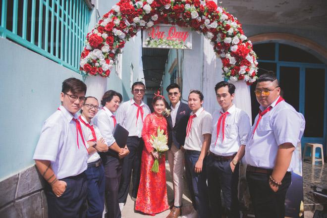 Dàn bê tráp thắt khăn quàng đỏ của cặp đôi chàng nhiếp ảnh và nàng của hiếm gây bão Dàn bê tráp thắt khăn quàng đỏ của cặp đôi chàng nhiếp ảnh và nàng của hiếm gây bão