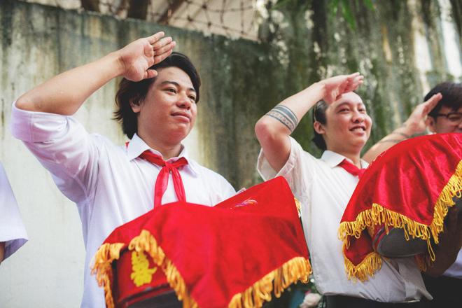 Dàn bê tráp thắt khăn quàng đỏ của cặp đôi chàng nhiếp ảnh và nàng của hiếm gây bão Dàn bê tráp thắt khăn quàng đỏ của cặp đôi chàng nhiếp ảnh và nàng của hiếm gây bão