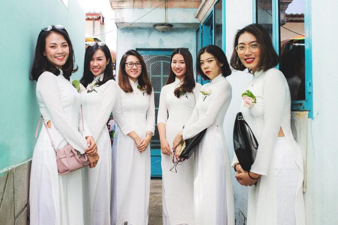 Dàn bê tráp thắt khăn quàng đỏ của cặp đôi chàng nhiếp ảnh và nàng của hiếm gây bão Dàn bê tráp thắt khăn quàng đỏ của cặp đôi chàng nhiếp ảnh và nàng của hiếm gây bão